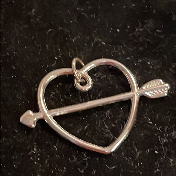 1” x 1.5” reversible silver tone open heart with arrow pendant with jump hoop - Picture 5 of 12